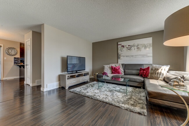 Photo - 12004-22 22 Ave SW