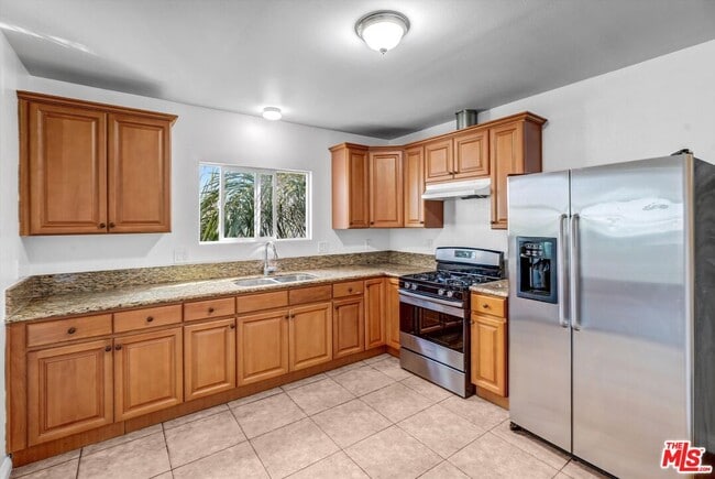Building Photo - 5319 1/2 Normandie Ave Rental
