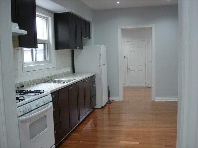 Building Photo - 796 Ossington Av Unit 1