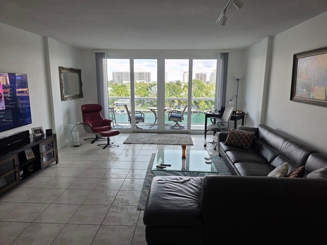Photo - 9381 E Bay Harbor Dr Unidad # 504 N