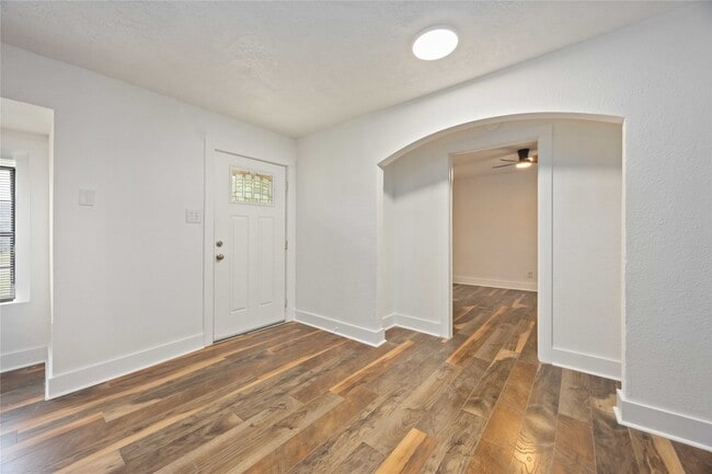 Photo - 6043 Lyndhurst Dr