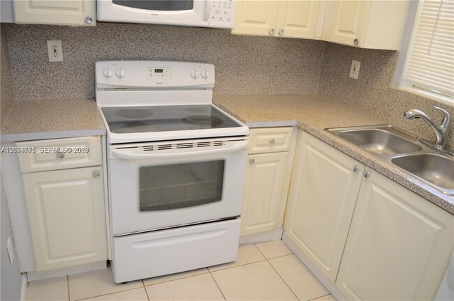 Building Photo - 1370 NE 119th St Unit 137004