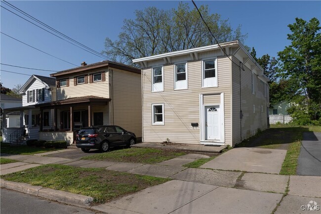 Building Photo - 170 W 8th St Rental