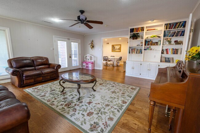 Photo - 5454 Brantford Ave