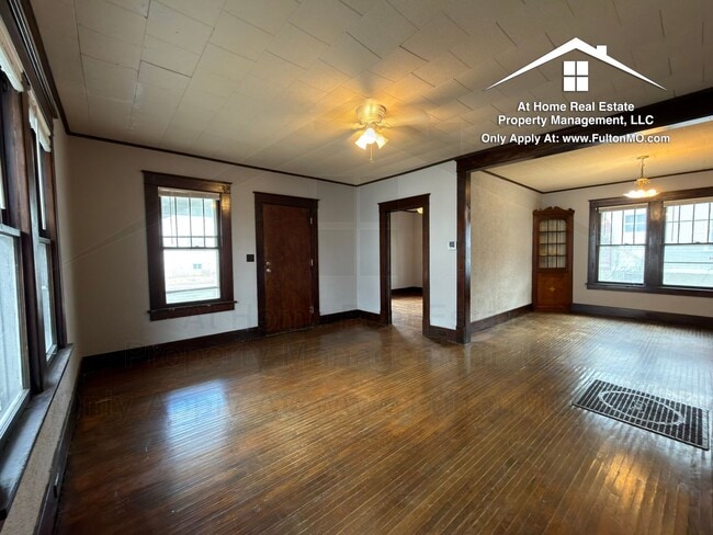 Photo - 302 W 6th St