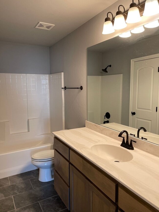 Building Photo - Mustang Schools! 3 bed 2 bath in Yukon! Built in 2020, Beautiful finishes and fenced backyard.