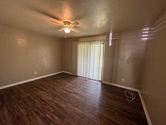 Photo - Downstairs unit NO CARPET ON GOLF COURSE!!! Unidad A