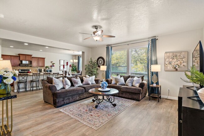 Photo - 663 W Archerfield St