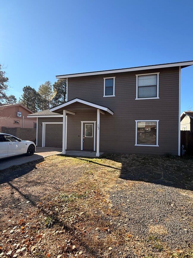 Building Photo - 720 N 6th Dr