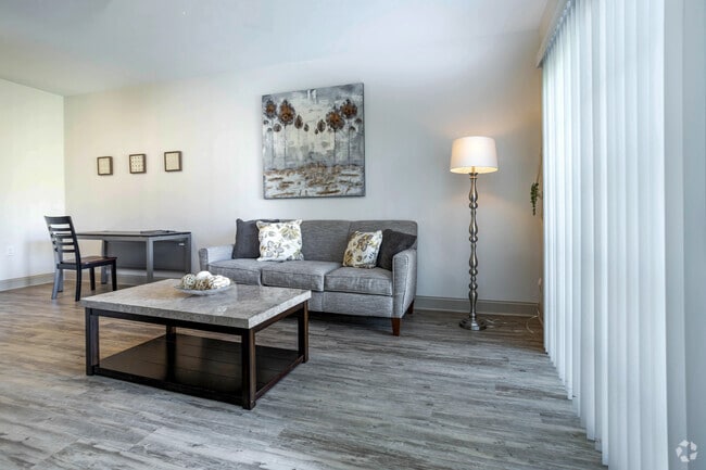 1BR,1BA - 820 SF