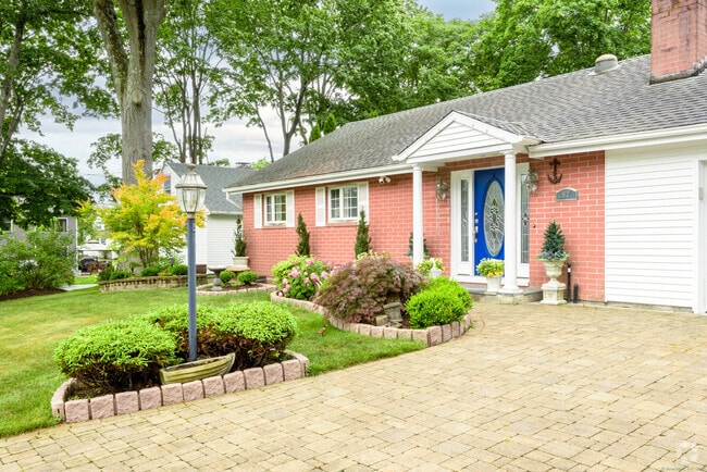 Building Photo - 92 Grove Beach Rd S Rental