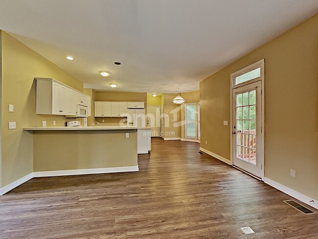 Photo - 908 Wonderland Pass