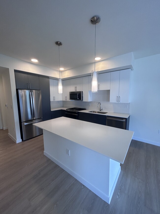 Building Photo - 19601 NE 24th Ave Unit B5 Rental