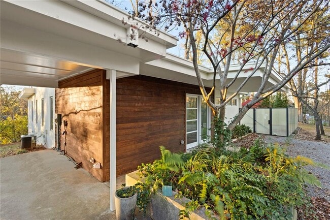 Building Photo - 935 Custer Ave SE