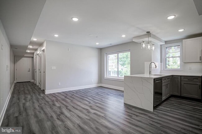 Building Photo - 540 S 52nd St Rental