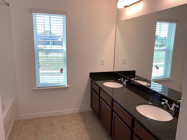 Photo - Spacious 4 Bedroom House - Oakland Trails