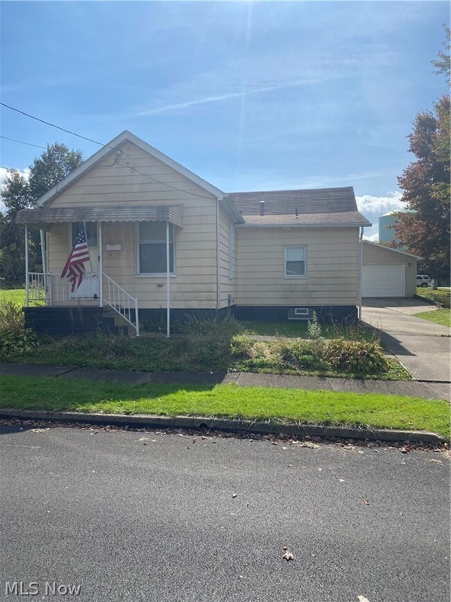 Photo - 665 Devitt Ave