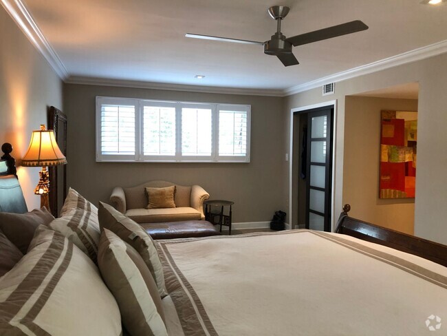 Building Photo - Beautifully updated 2 bedroom 2.5 bath tow... Rental
