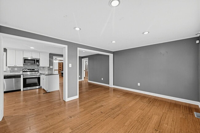 Photo - 205 Manning Rd E