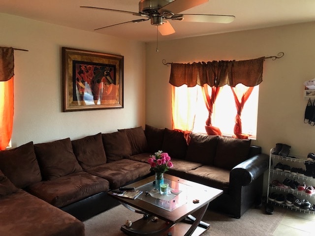 Sala de estar con ventilador de techo - 1048 W 223rd St