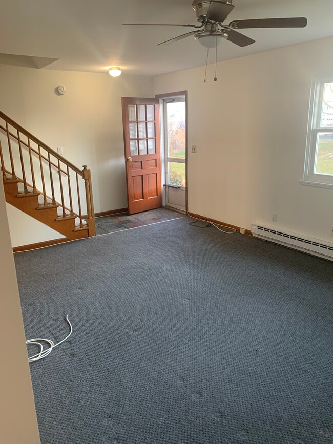 Large Family Room - 28 Horton St Unit 2