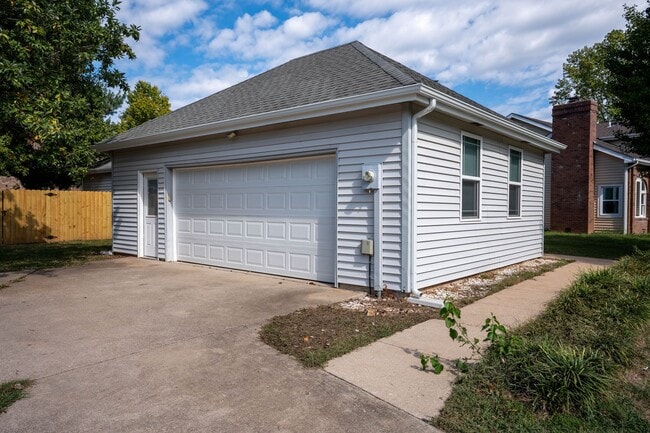 Building Photo - 3 Bedroom Home in East Springfield