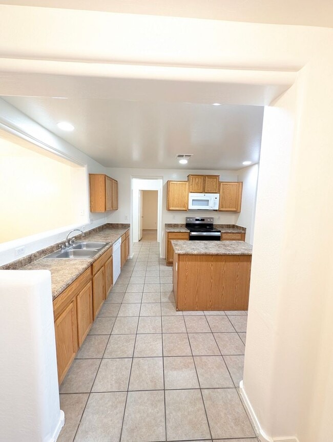 Photo - AVAILABLE NOW!!! - Roomy single story 4 bedroom home for rent in Pecan Creek!