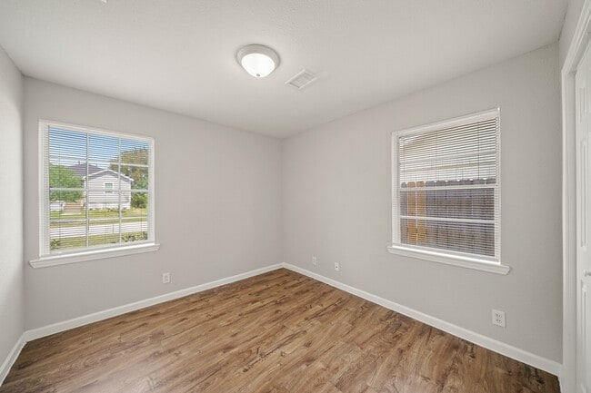 Building Photo - 514 Sulphur St Rental