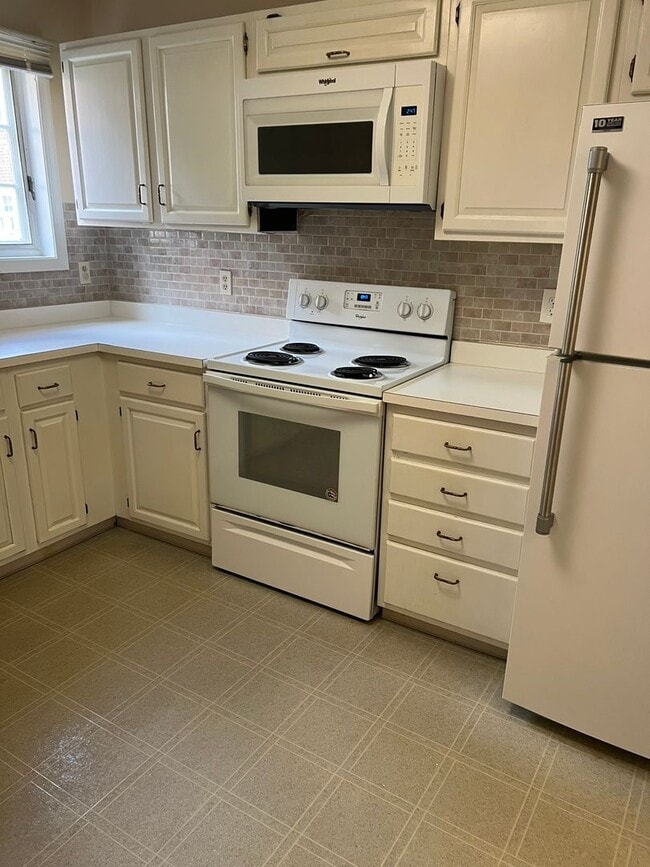 Photo - Wonderful end unit in Downtown Bethesda, 1...