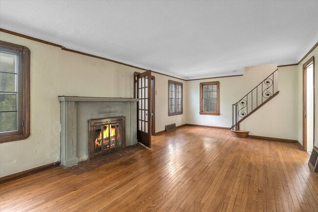 Photo - 2033 Staunton Rd