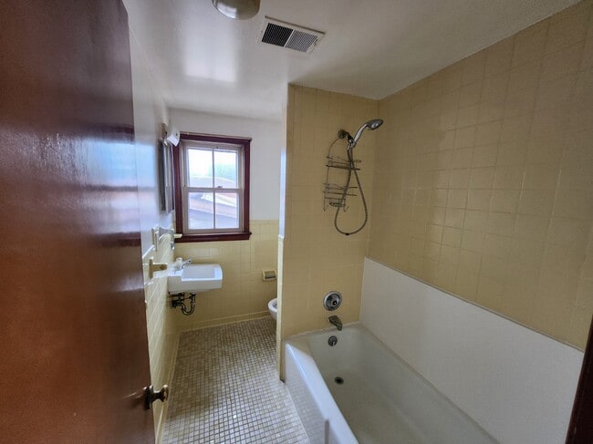 Photo - 163 King George St Unit 4