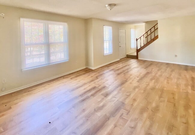 Photo - 201 Chadford Rd