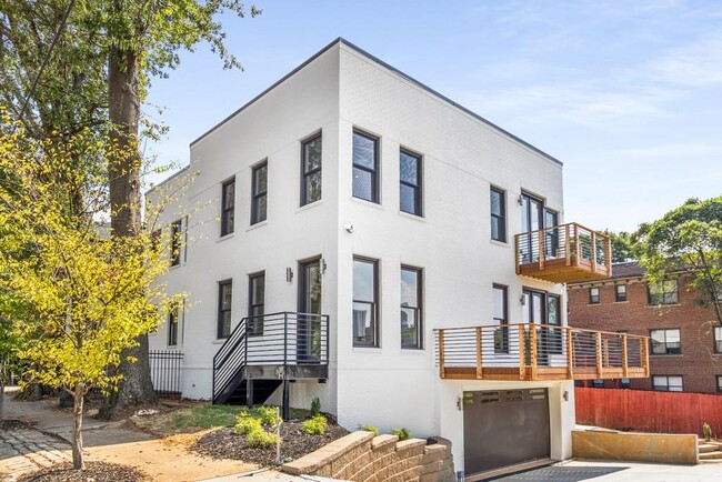 Building Photo - 564 Parkway Dr NE Rental