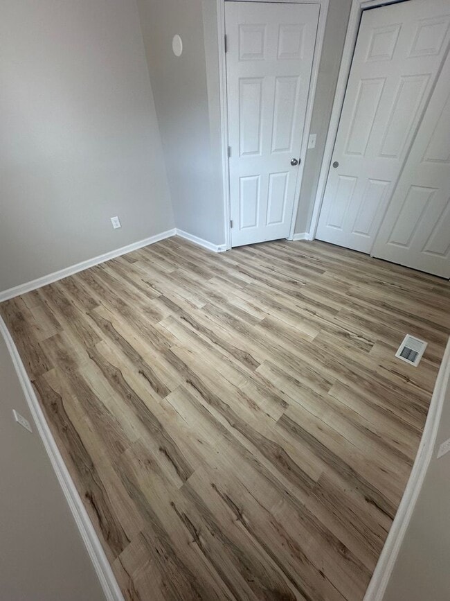 Photo - CHARMING, 1 BEDROOM LOWER LEVEL DUPLEX AVAILABLE NOW!