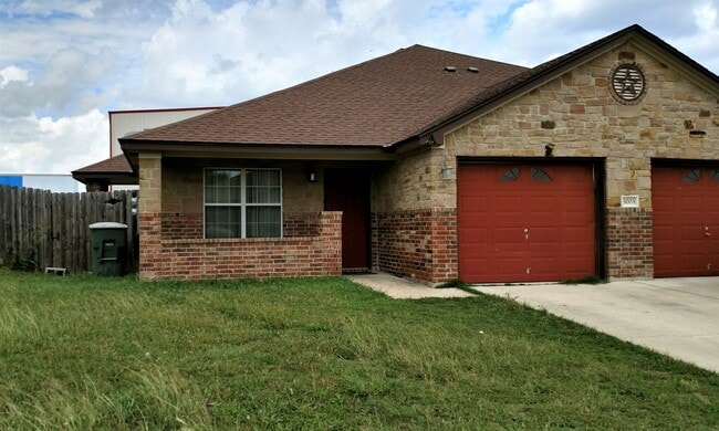 Building Photo - 3003 Baldwin Loop Unit A