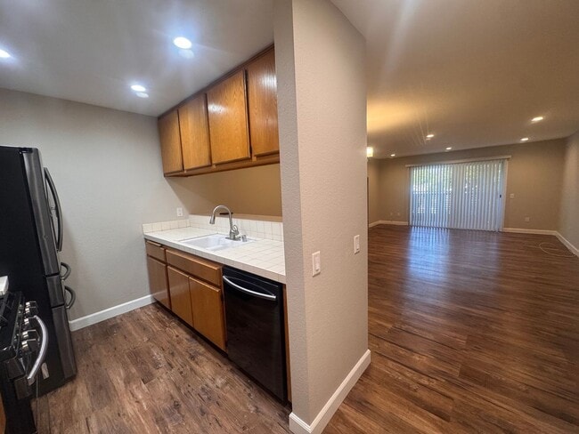 Building Photo - Spacious 2 Bed / 2 Bath Long Beach Condo Near Traffic Circle, CSULB & Belmont Heights