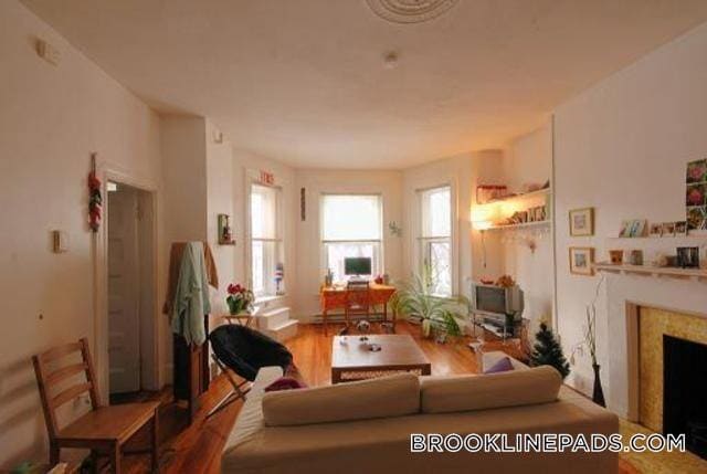 Photo - 1077 Beacon St Unidad 8