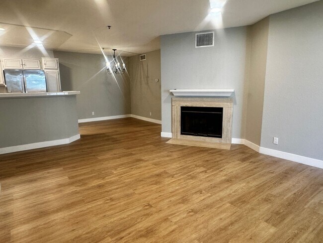 Building Photo - Oak Park updated 1 Bedroom with mountain views Unit 208