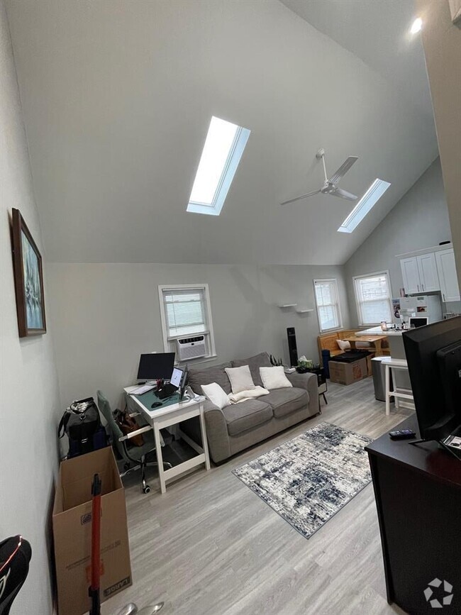 Building Photo - 109 New York Ave Unit Upper Rental