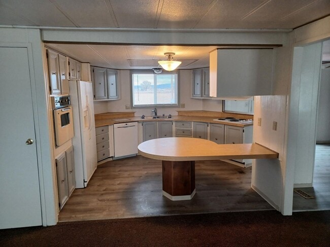 Photo - 8216 Homedale Rd