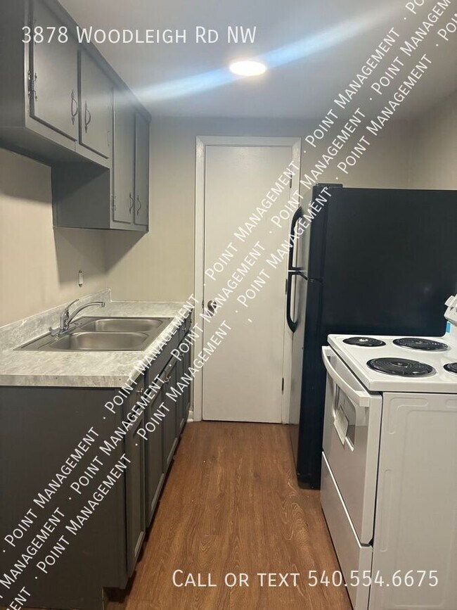 Photo - 3878 Woodleigh Rd NW