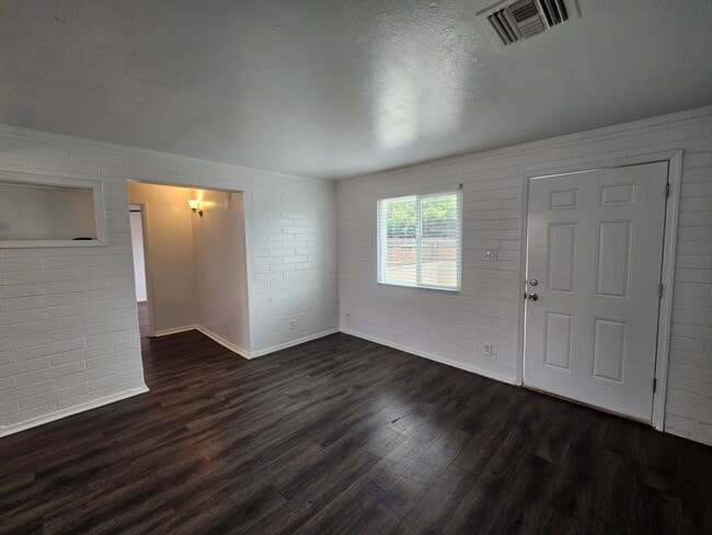 Building Photo - 1608-1610 W. Becker Lane Unit 1608