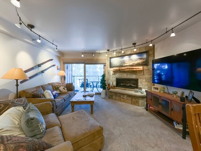 Building Photo - Walk to Town, Overlooking Carter Park, Garage Parking - Updated 2 Bed/2 Bath Available Now for Sk...