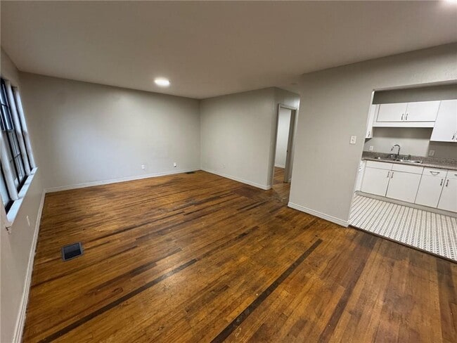 Photo - 2613 Old Military Rd