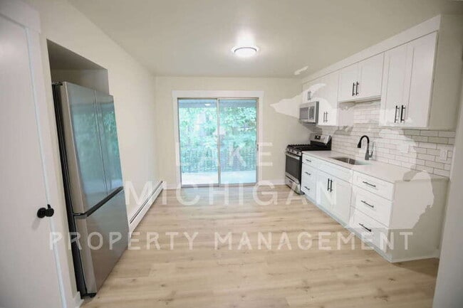 Photo - 883 Emerald Ave NE