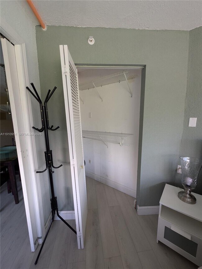 Photo - 1881 Washington Ave Unidad 3G