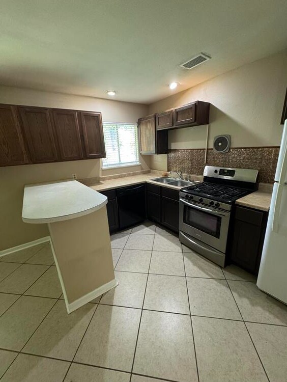 Photo - 165 Smelker Ave