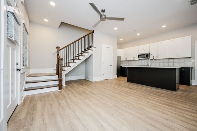 Building Photo - 616 Linwood Ave NE Unit B