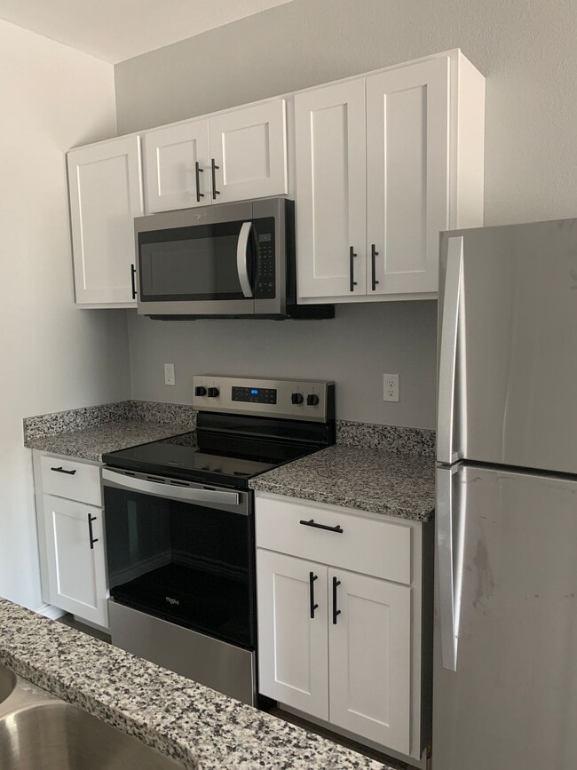Building Photo - Spring Break Special - Move in NOW!!! and stay one month free Unit Blackberry Apartments - 8