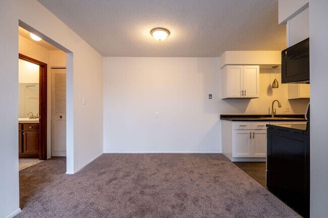 Elmwood Manor Apartments